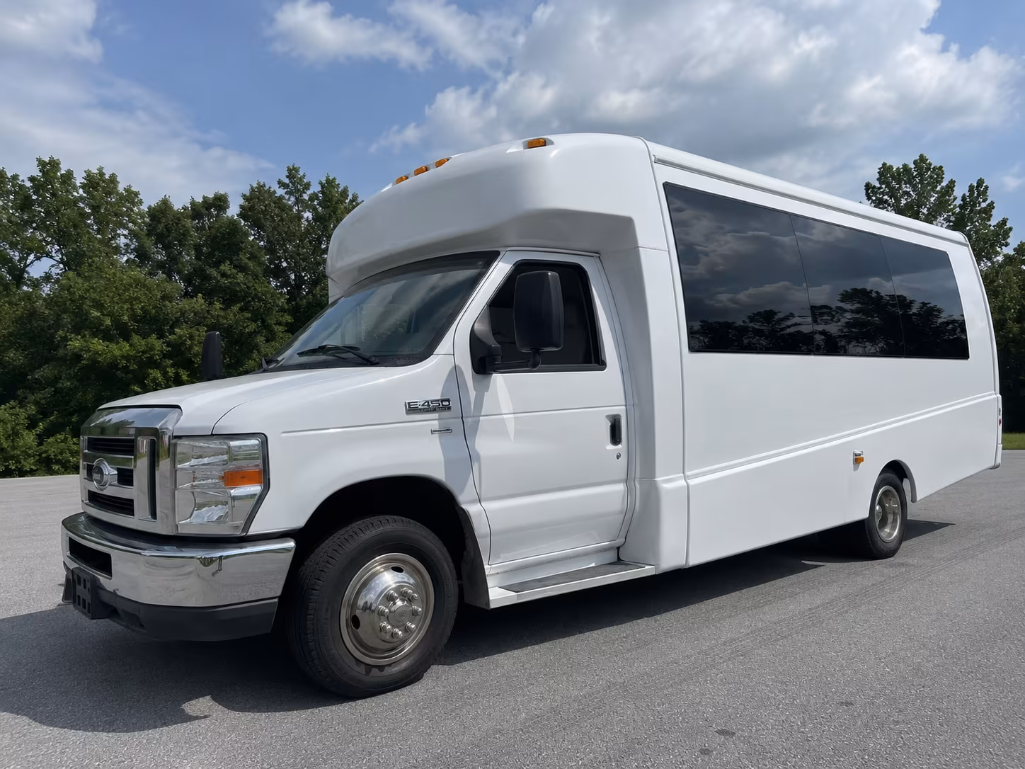 Newport News Winery Tour & Pub Crawl Transportation party bus exterior
